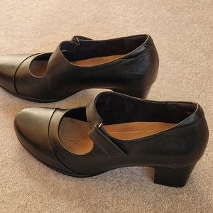 Clarks leather black shoes like new